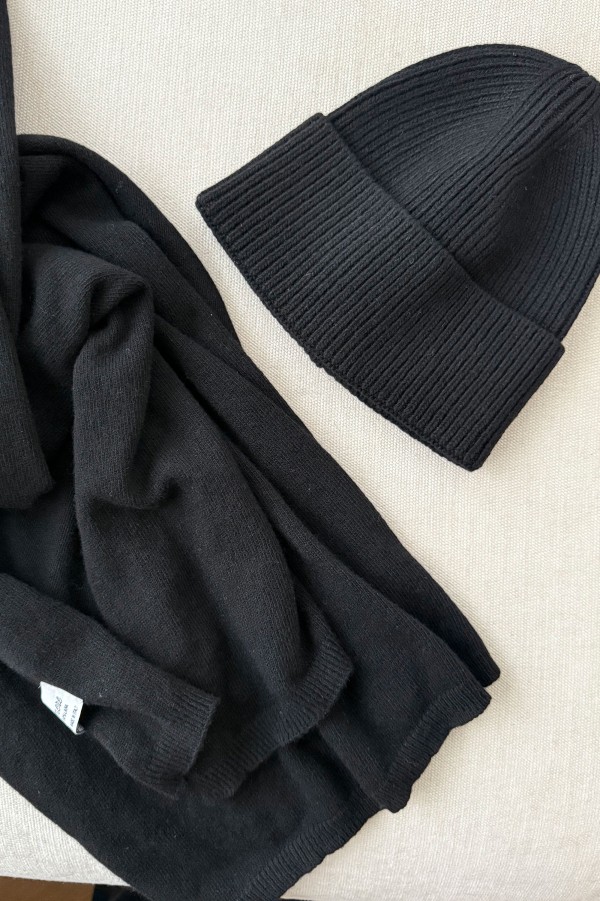 Cashmere and Wool Scarf and Beanie Set Black