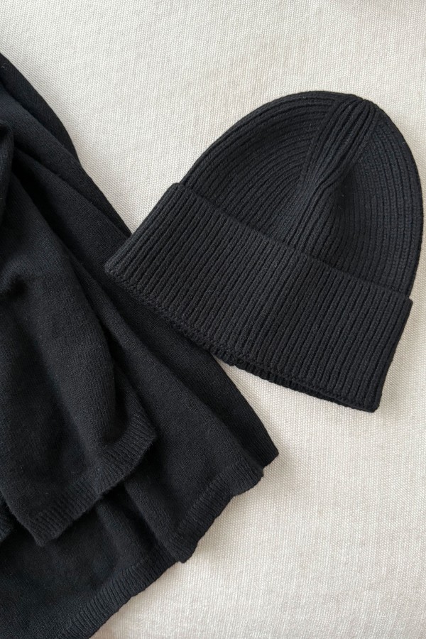 Cashmere and Wool Scarf and Beanie Set Black