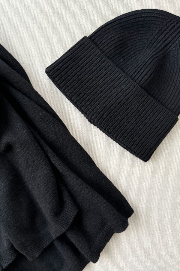 Cashmere and Wool Scarf and Beanie Set Black