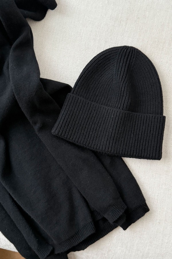 Cashmere and Wool Scarf and Beanie Set Black