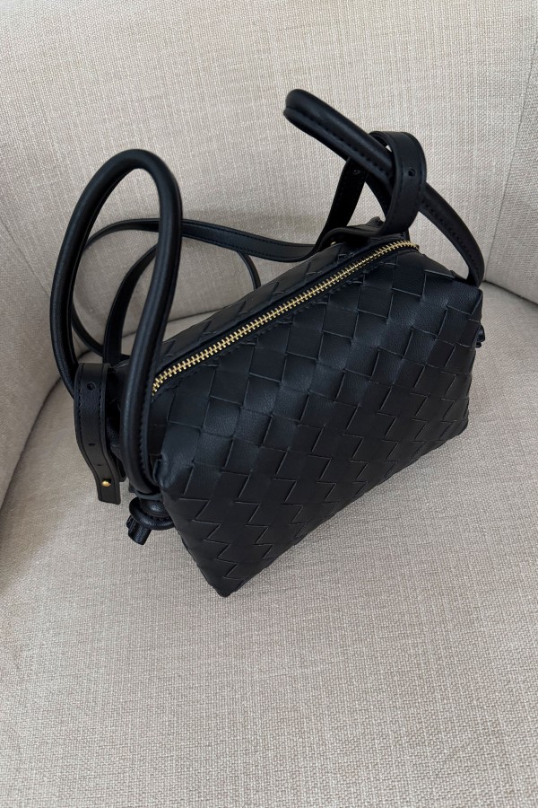 Skórzana Torebka Z Plecionym Wykończeniem Czarna