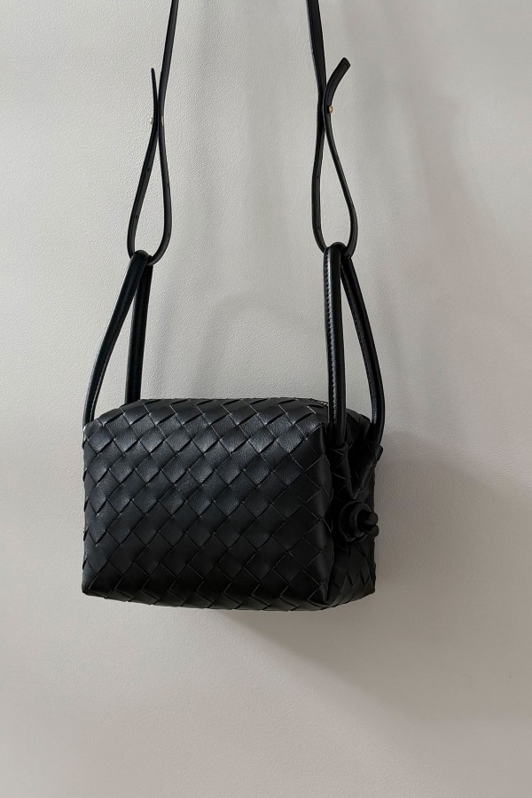 Skórzana Torebka Z Plecionym Wykończeniem Czarna