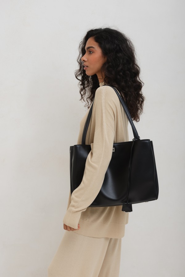 Skórzana Torebka Typu Shopper Z Metalowym Zapięciem Czarna