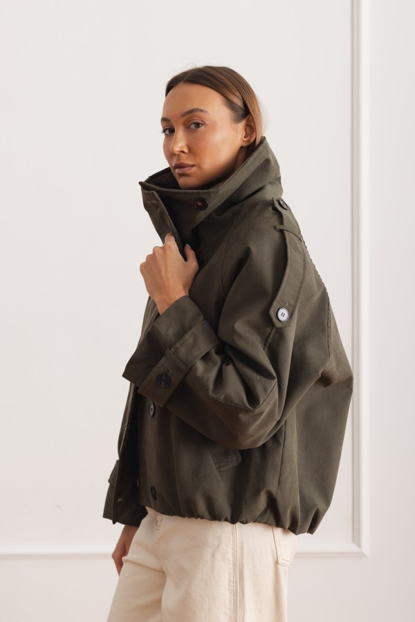 L9586 Kurtka Z Wysokim Kołnierzem Khaki