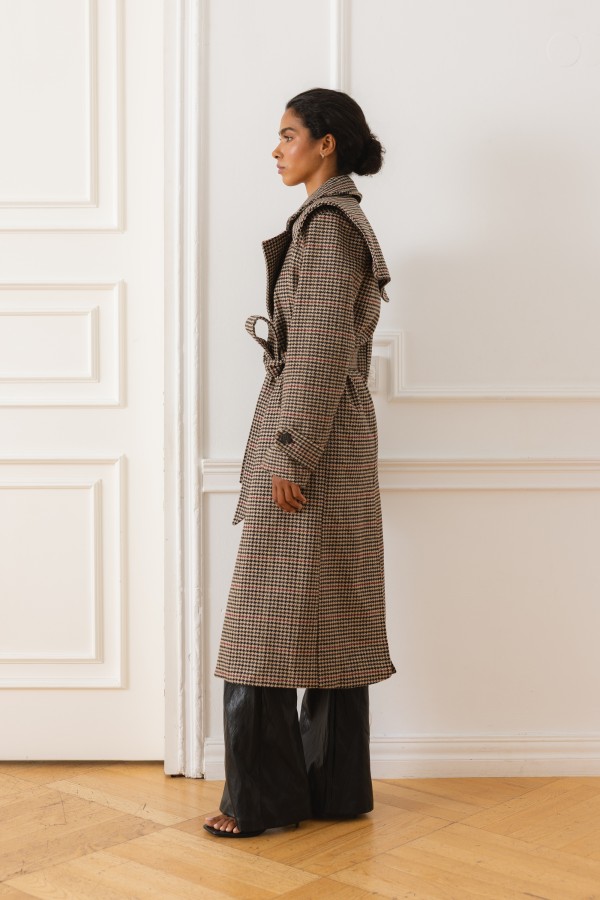 Y0270 Płaszcz W Kratę Z Wiązaniem Brown